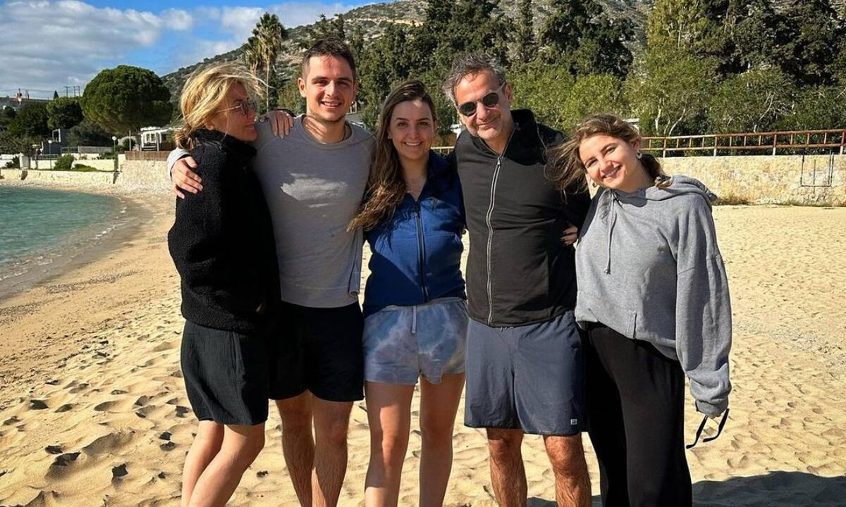 Η οικογένεια Μητσοτάκη έστειλε ευχές με την ωραιότερη φωτογραφία