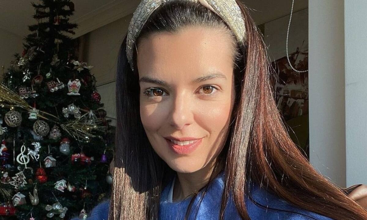 Νικολέττα Ράλλη: Με κίτρινη ολόσωμη φόρμα η κόρη της