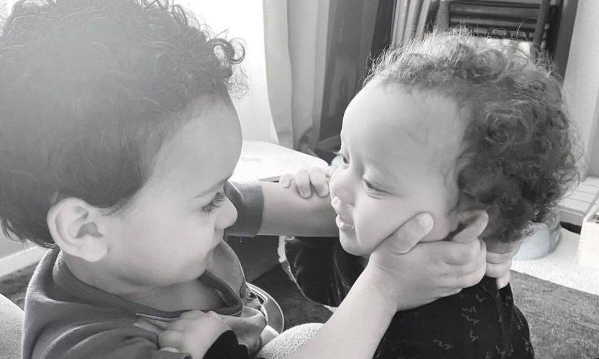 Αυτό είναι αδερφική αγάπη