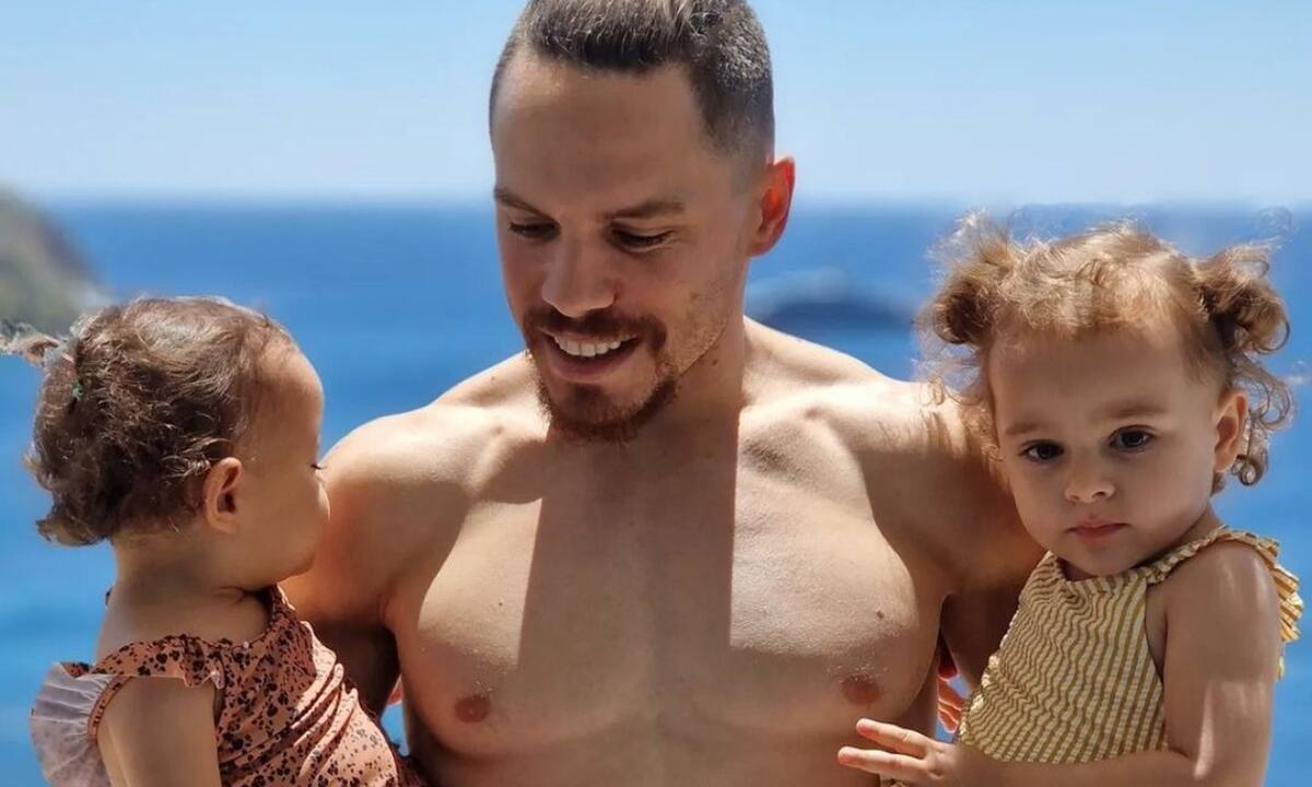 Λευτέρης Πετρούνιας: Έτσι τον ξυπνούν οι κόρες του κάθε πρωί