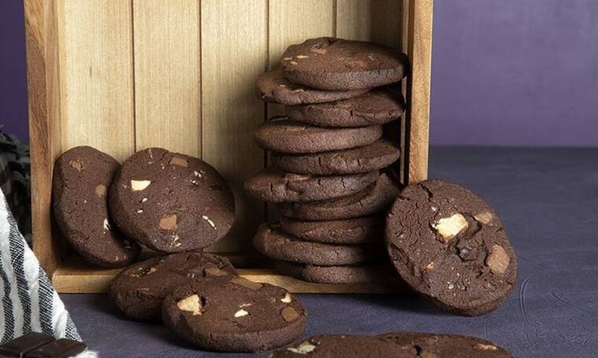 Μπισκότα τριπλής σοκολάτας από τον Άκη Πετρετζίκη