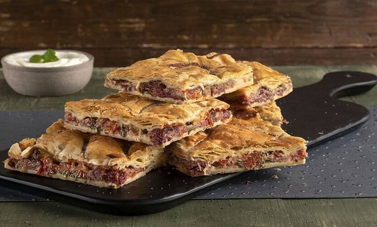 Παστουρμαδόπιτα από τον Άκη Πετρετζίκη