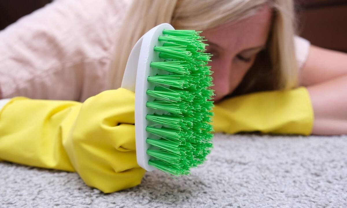 Καθαρίστε τους λεκέδες στο χαλί με φυσικά καθαριστικά