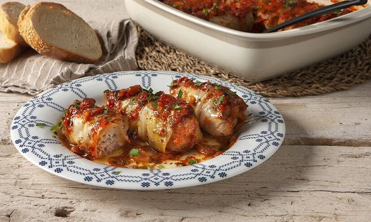 Λαχανοντολμάδες κοκκινιστοί από τον Άκη Πετρετζίκη!