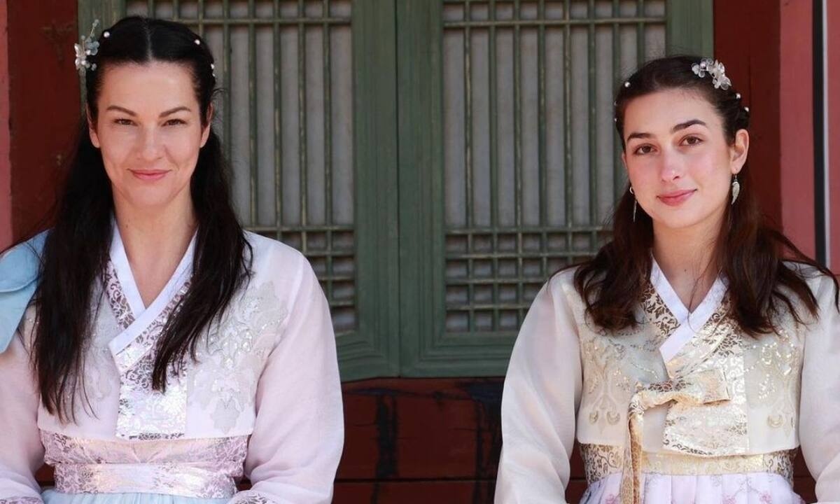 Μάνια Ντέλου: Οι φώτο και το βίντεο με την κόρη της από την Κορέα