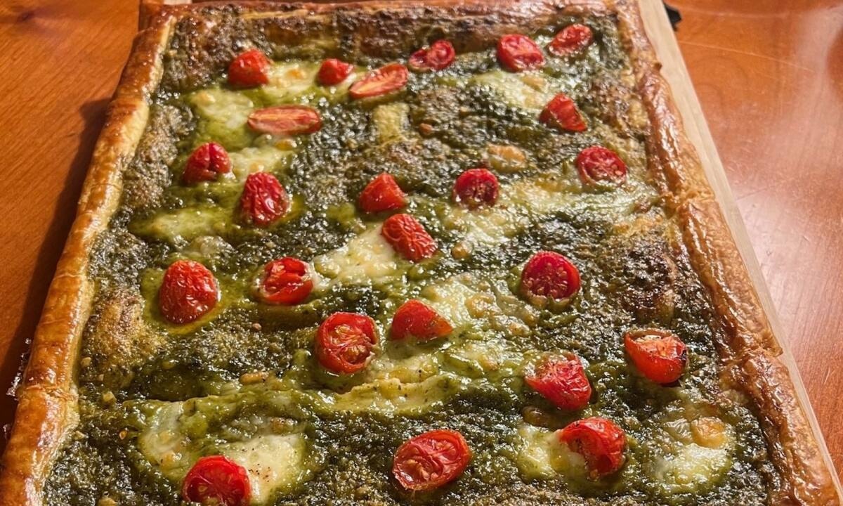 Συνταγή για σφολιάτα με πέστο φιστικιού σαν πίτσα (Γράφει η Majenco)