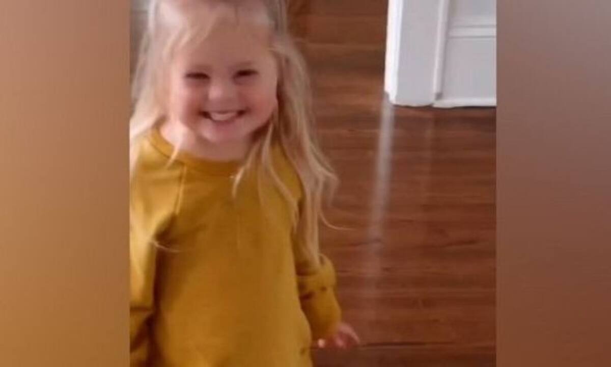 Μικρή βλέπει τους γονείς της να φιλιούνται - Η viral αντίδρασή της