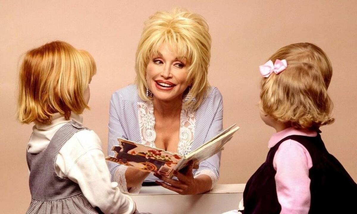 H Dolly Parton έγραψε νέo παιδικό βιβλίο και θα γίνει ανάρπαστο