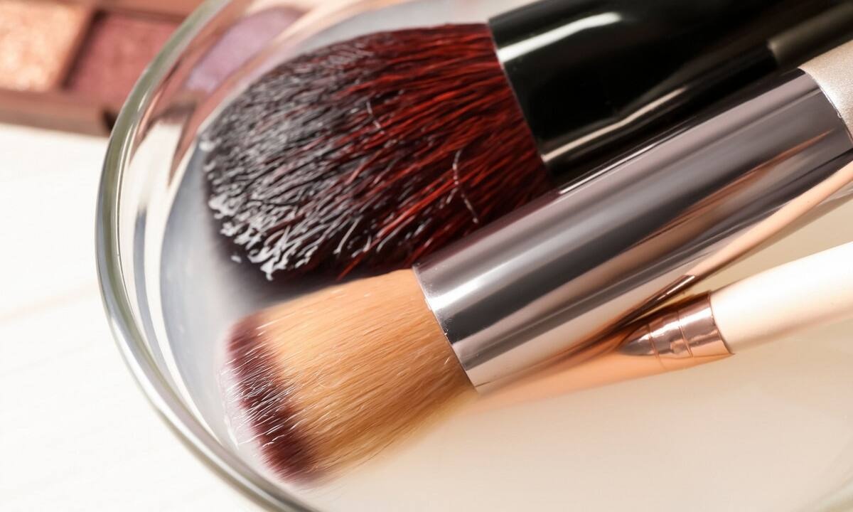 To λάθος που κάνετε όταν πλένετε τα πινέλα μακιγιάζ