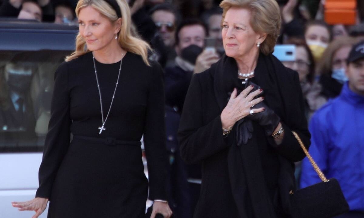 Γιατί φοράμε πέπλο, στέκα & καπέλο στις κηδείες;