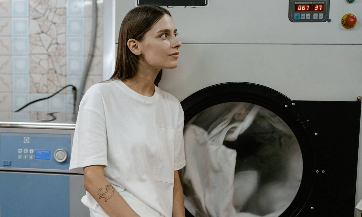 To κόλπο με τα παγάκια για να μην ξανασιδερώσεις ποτέ τα ρούχα