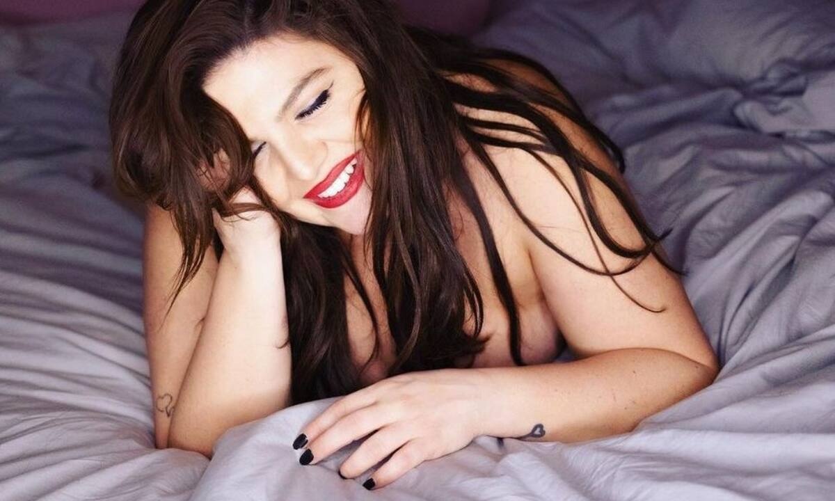 Η φωτό μοντέλου της Μπάρκα και το σχόλιο - φωτιά της Καγιά