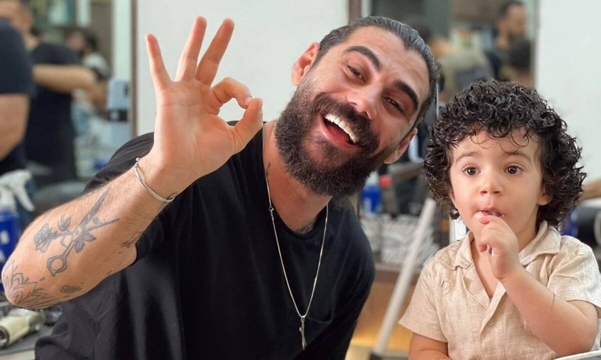 Κομμωτής έγινε viral με τον τρόπο που κουρεύει τα παιδιά