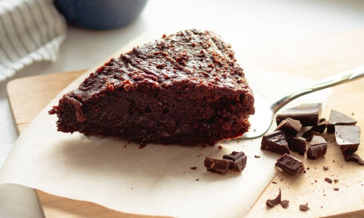 Σοκολατένιο κέικ χωρίς βούτυρο ή αυγά με 4 υλικά