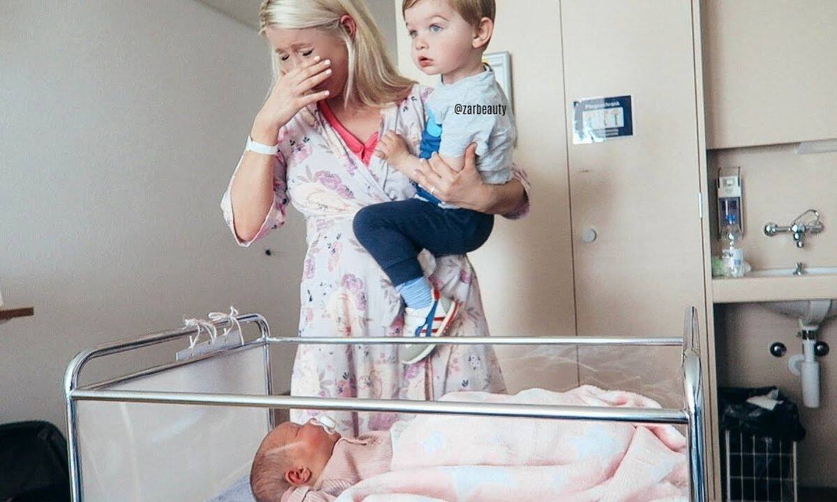 Νήπιο βλέπει για πρώτη φορά το μωρό και η μαμά του ξεσπά σε κλάματα