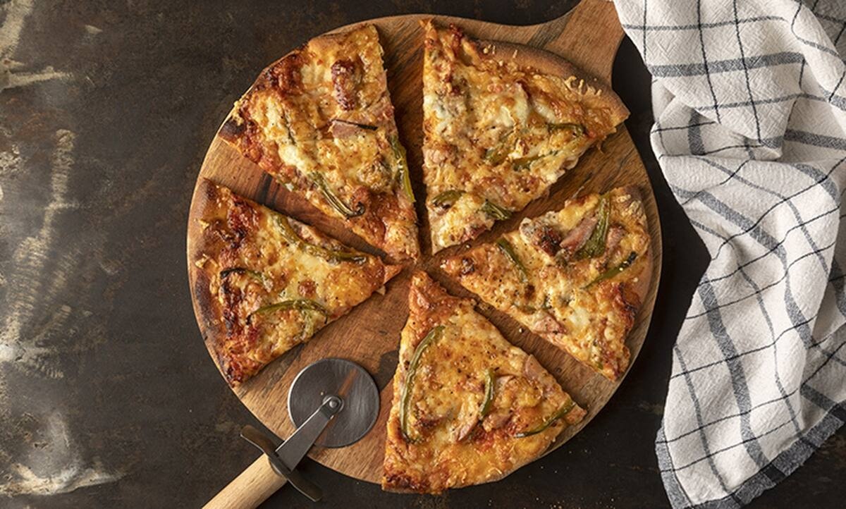 Πίτσα με λεπτή ζύμη από τον Άκη Πετρετζίκη