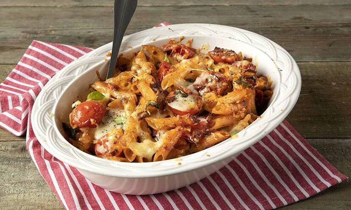 Πένες φούρνου με τυριά και μπέικον από τον Άκη Πετρετζίκη