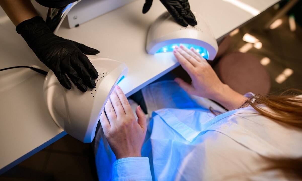 Ημιμόνιμο μανικιούρ: Ο κίνδυνος από τα φουρνάκια νυχιών