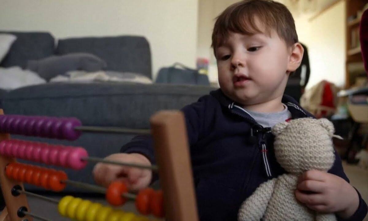 Είναι τεσσάρων, έμαθε να διαβάζει 2 ετών και μετρά μέχρι το 100 σε 7 γλώσσες