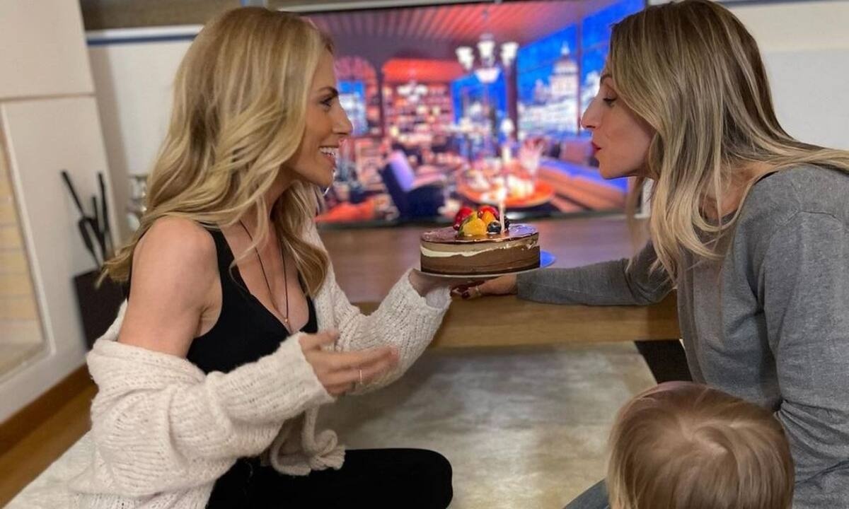 Ν. Παπαδημητρίου: Η ανιψιά της την ταΐζει τούρτα κι εκείνη ...λιώνει