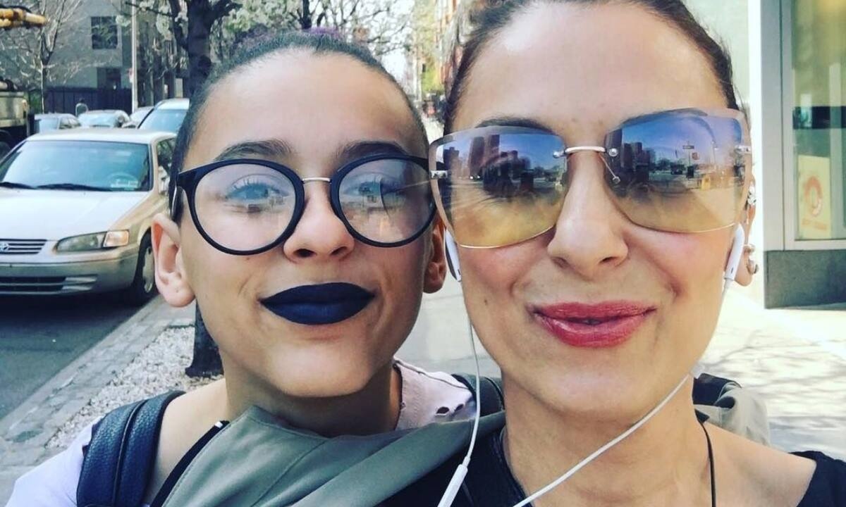 Από ξυρισμένα έως μοβ: Η κόρη της Μαγγίρα & οι άπειρες αλλαγές στα μαλλιά της