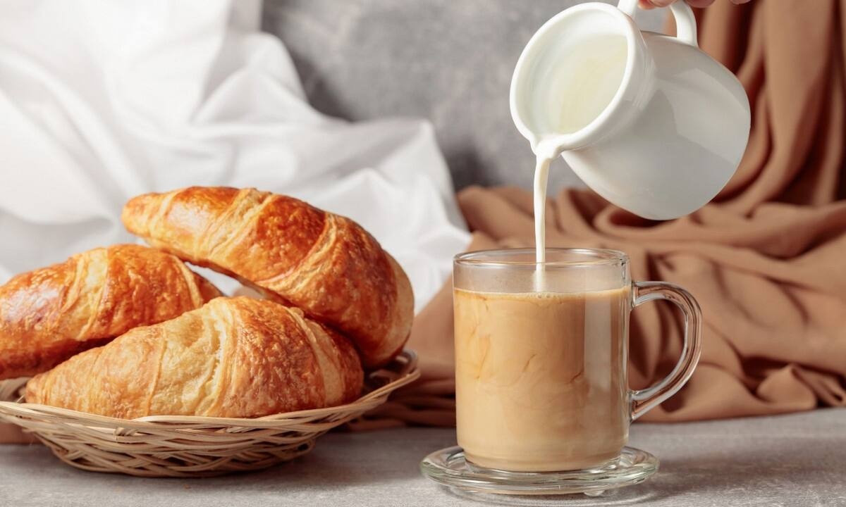 Γιατί πρέπει να βάζετε γάλα στον καφέ