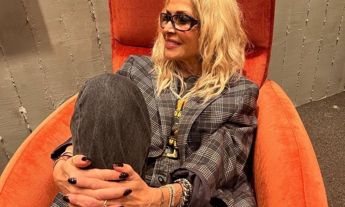 Η Βίσση άλλαξε μαλλιά και έγινε ίδια με την κόρη της, Σοφία Καρβέλα