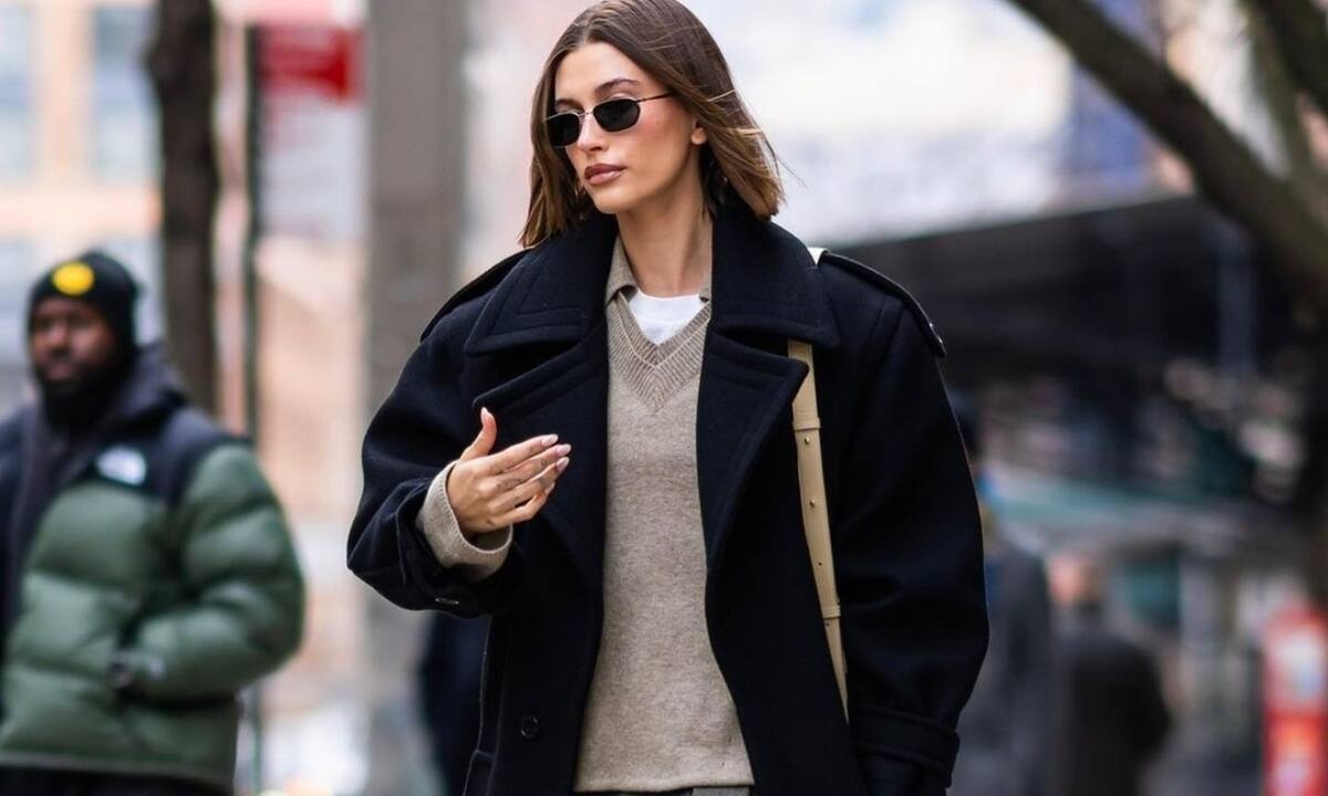 Αυτή είναι η top φούστα του 2023 σύμφωνα με τη Hailey Bieber