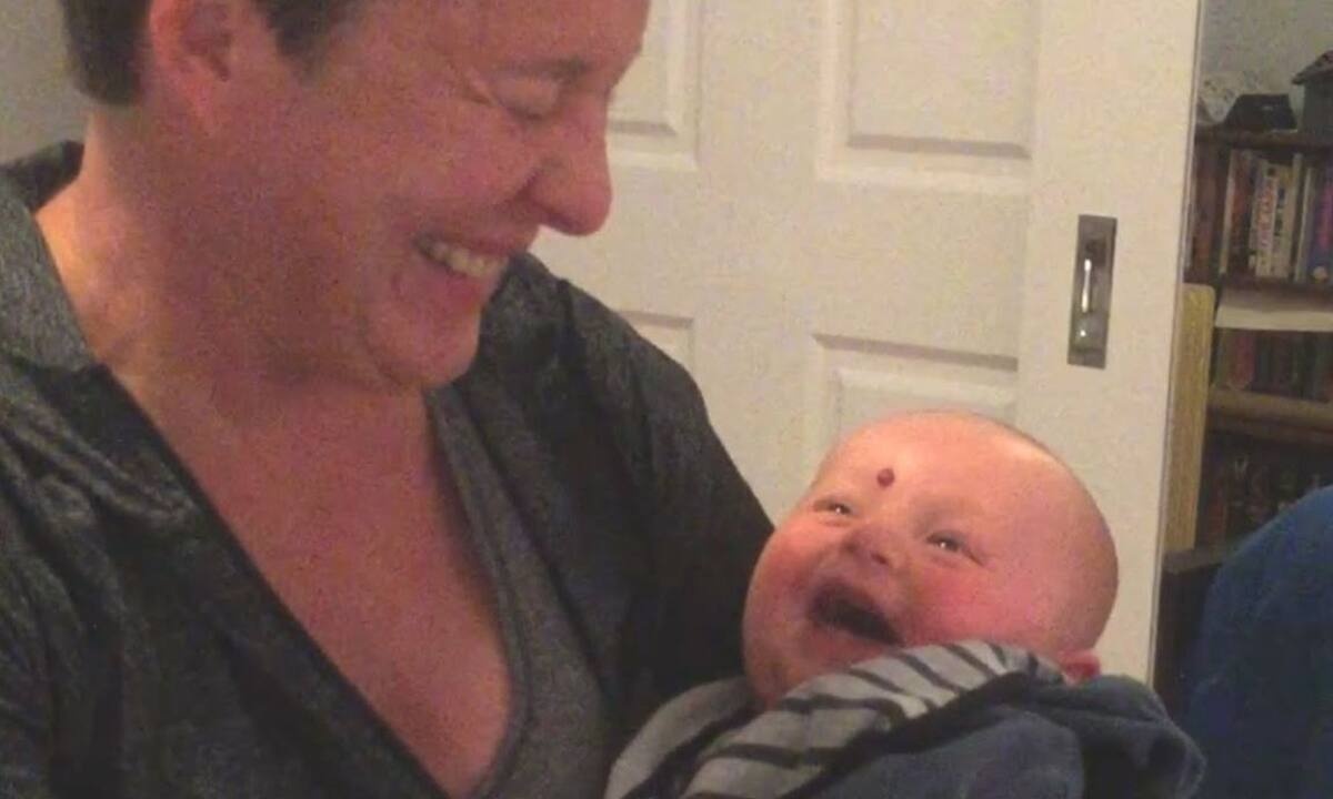 Ξεκαρδιστικός ο λόγος που το μωρό ξεσπά σε γέλια