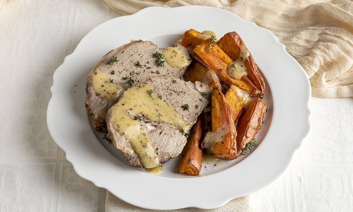 Χοιρινός λαιμός με ψητές γλυκοπατάτες και σάλτσα μουστάρδας από τον Άκη Πετρετζίκη