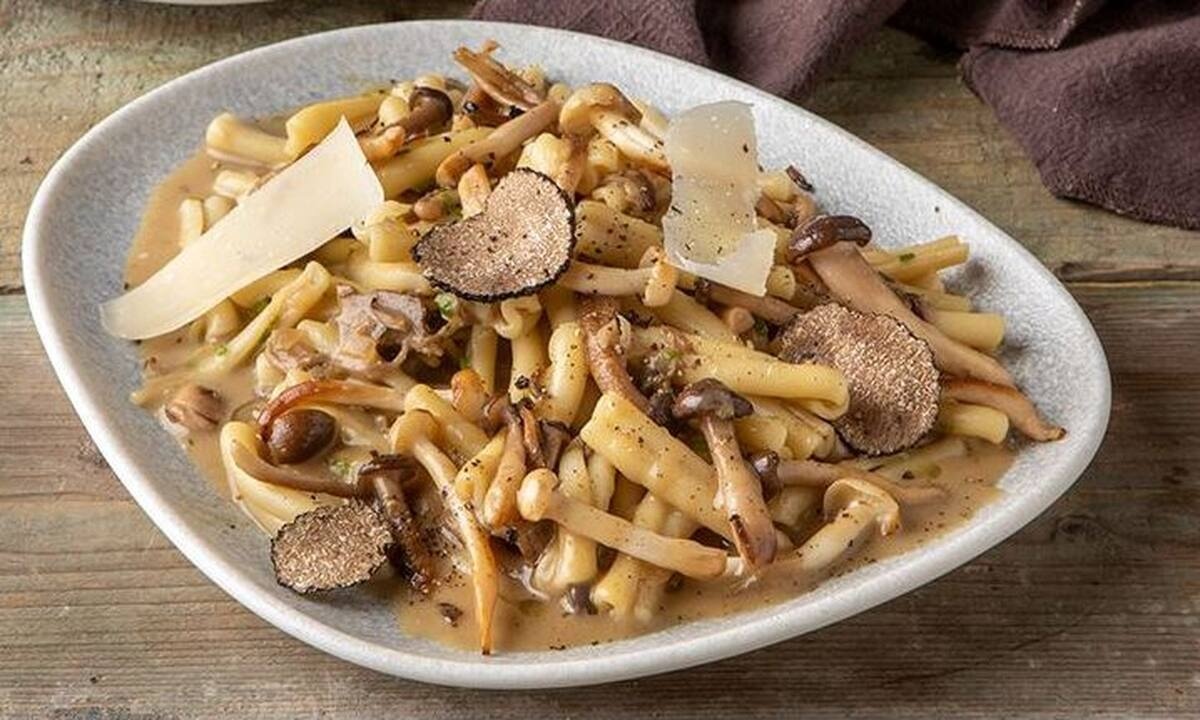 Ζυμαρικά με άγρια μανιτάρια και τρούφα από τον Άκη Πετρετζίκη