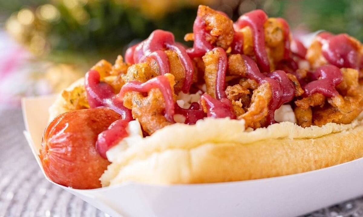 To hot dog που ξετρελαίνει τους επισκέπτες των πάρκων της Disney
