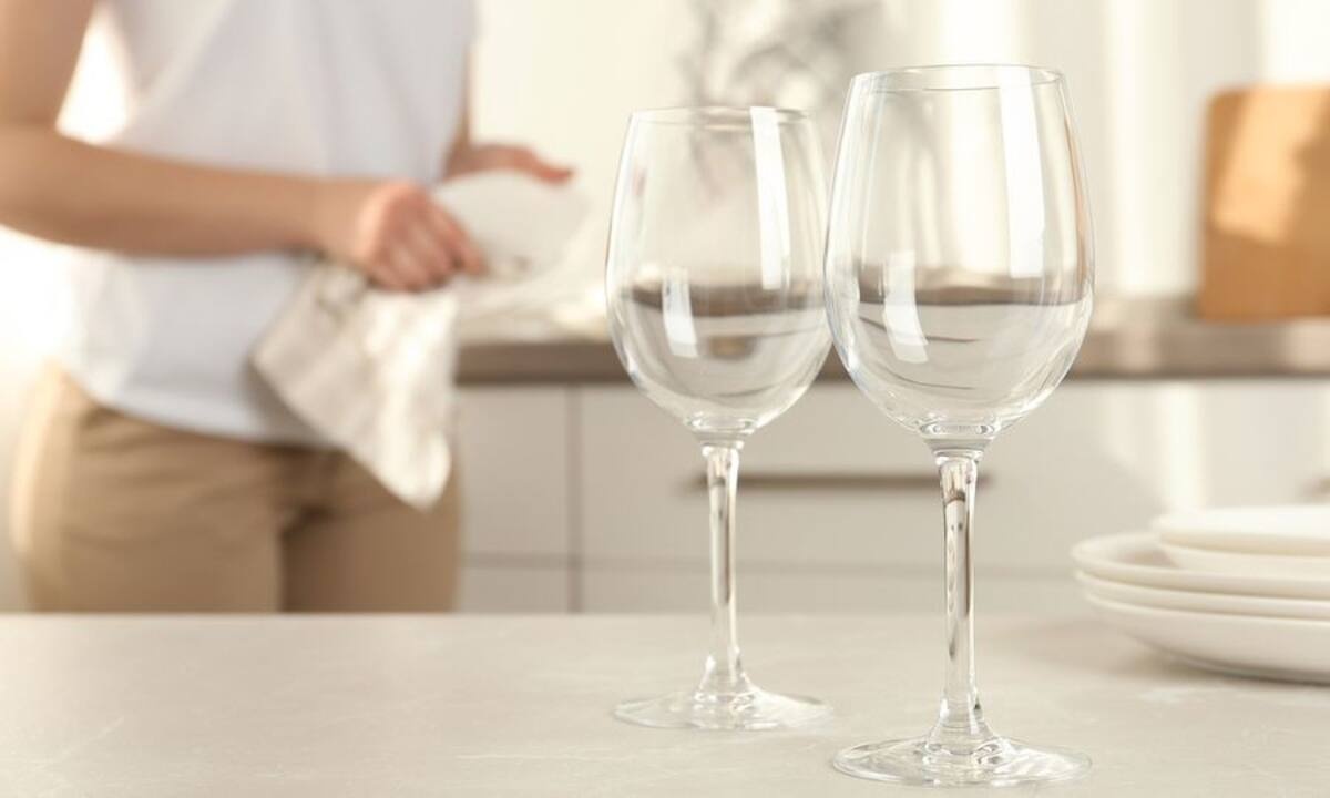 Ο φυσικός τρόπος να καθαρίσετε τα θολά γυάλινα ποτήρια