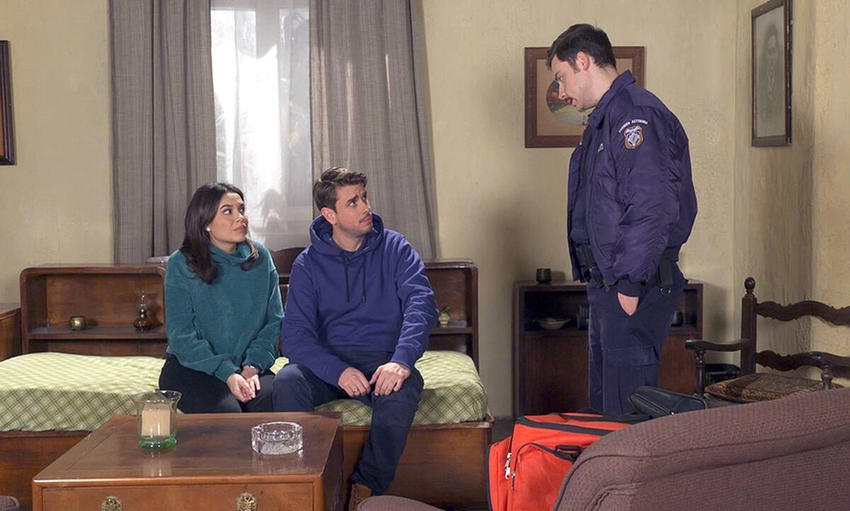 Χαιρέτα μου τον πλάτανο: Ο Κανέλλος ανακοινώνει σε Κατερίνα και Παναγή πως πρέπει να τους συλλάβει