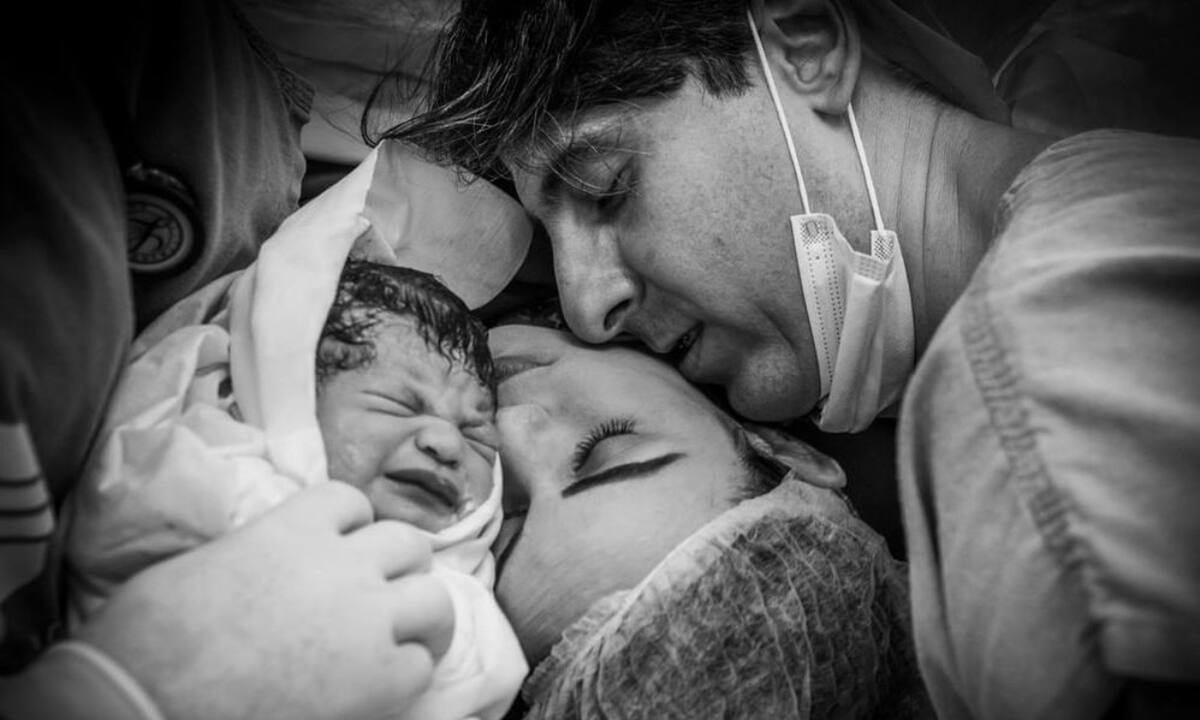 Φώτο από στιγμές μέσα στην αίθουσα τοκετού