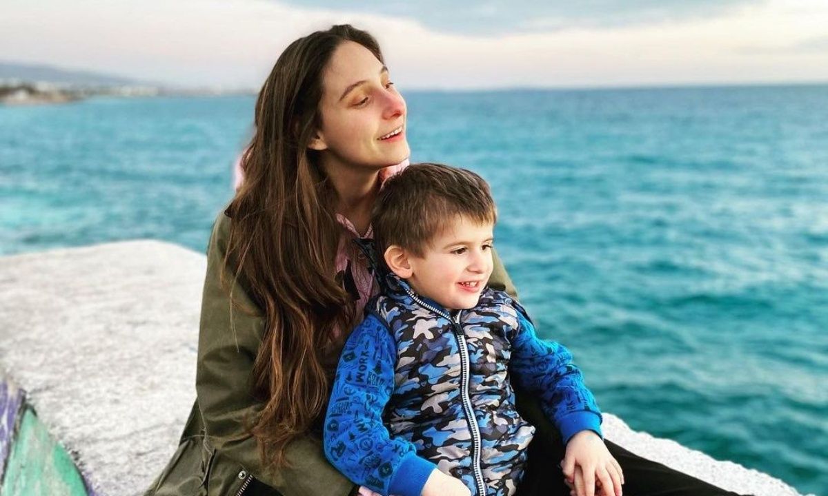 Φωτεινή Αθερίδου: Ο γιος της απολαμβάνει το μασάζ που του κάνουν