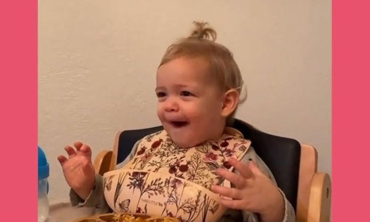 Νήπιο μιμείται τη γιαγιά του στον τρόπο που τρώει