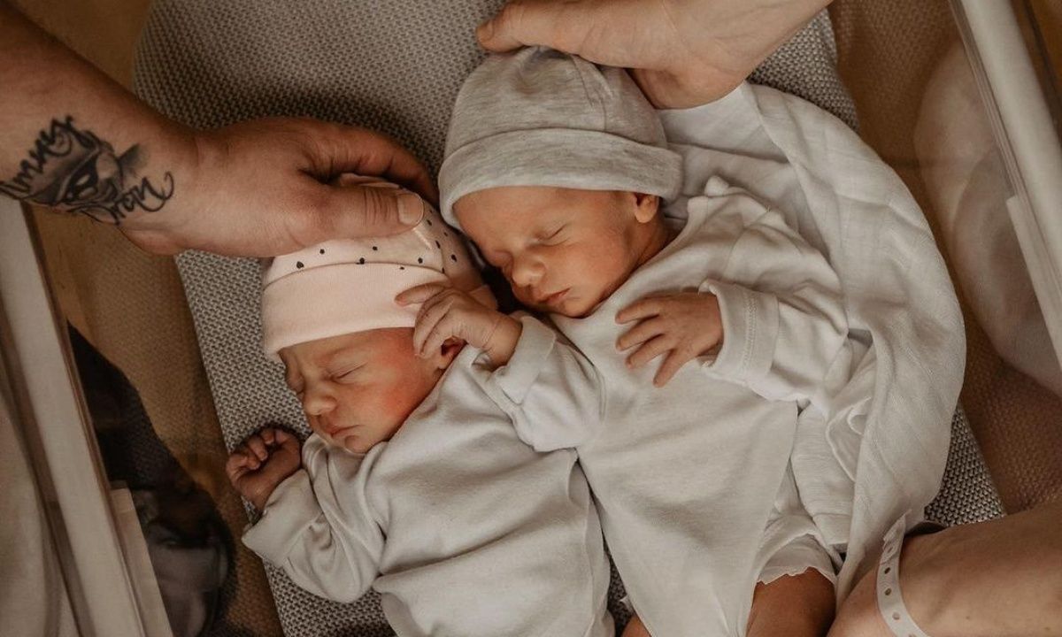 Οι πρώτες στιγμές δίδυμων νεογέννητων – Μοναδικές φωτογραφίες