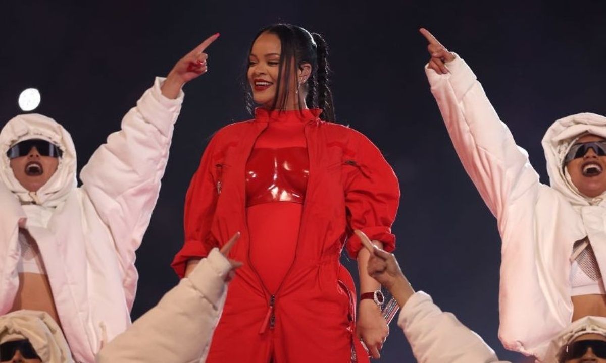 Η Rihanna έγκυος αποθεώνεται (και) από τη Φουρέιρα