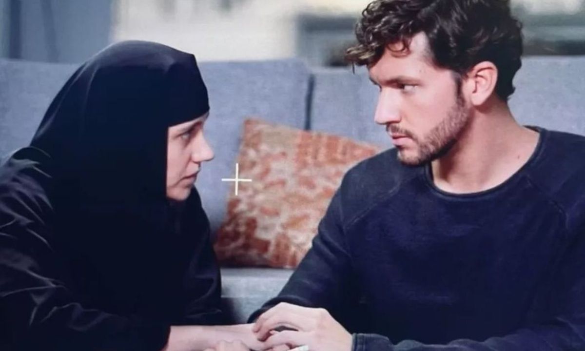 Μαύρο Ρόδο: Η Ελισάβετ κάνει ερωτική εξομολόγηση στον Πέτρο