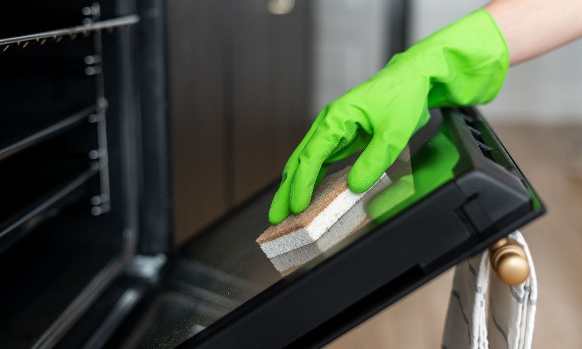 Καθαρίστε τον φούρνο με μαγειρική σόδα και λεμόνι