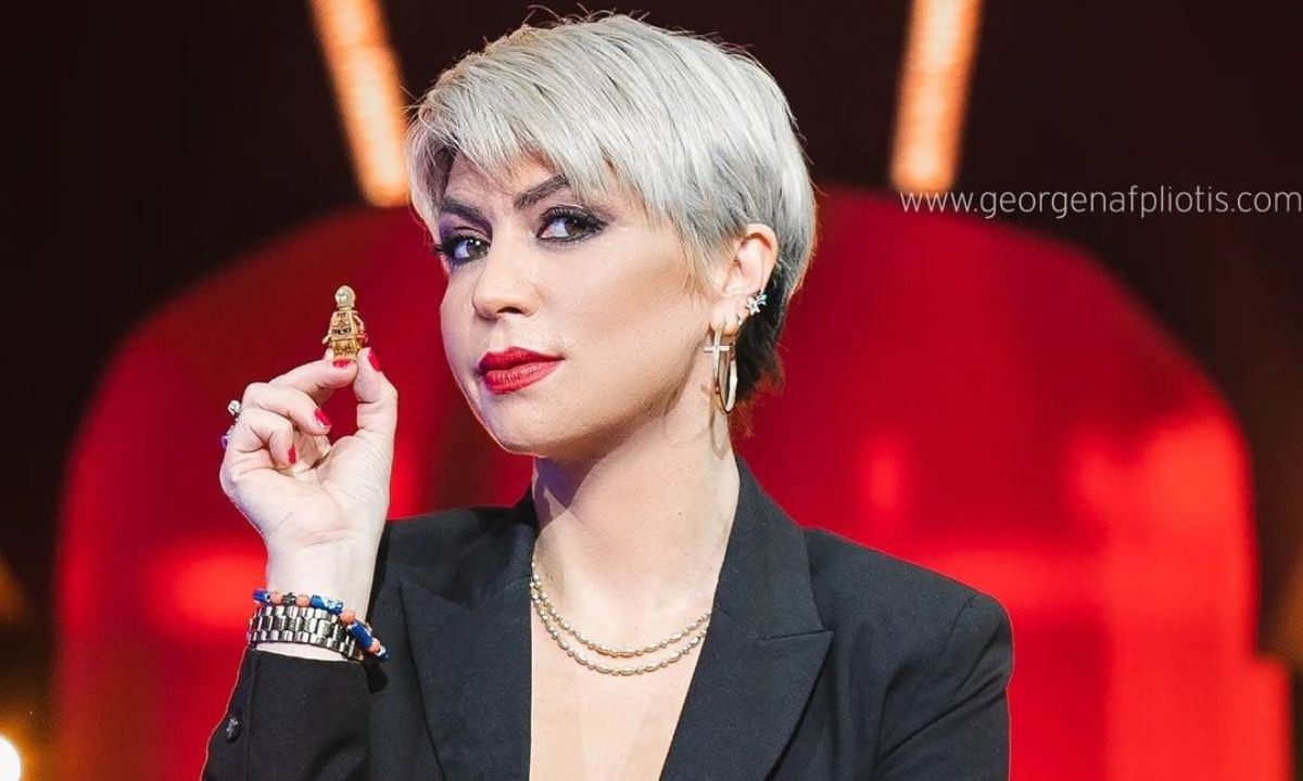 Γυναίκα με τα μαύρα: Οι άψογες αναλογίες με μαγιό & 5 σύνολα αν φοράς κι εσύ «στολή» στη δουλειά