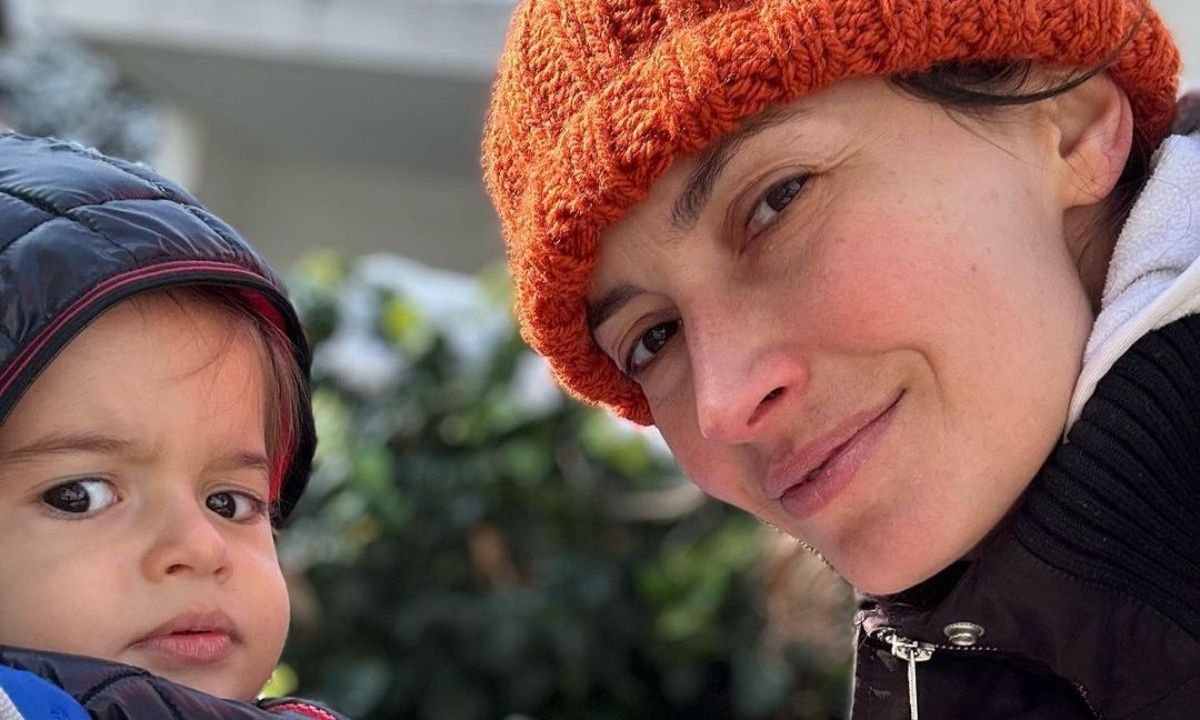 Μάρα Δαρμουσλή: Παιχνίδια με τον γιο της στο πάτωμα