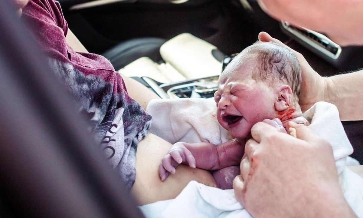 Μαμά γέννησε στο αυτοκίνητο - Μοναδικές φωτογραφίες