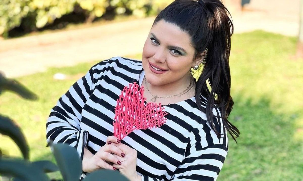 Η Δανάη Μπάρκα υπέκυψε πάλι στα extensions αλλά έχεις δει τα φυσικά της μαλλιά;