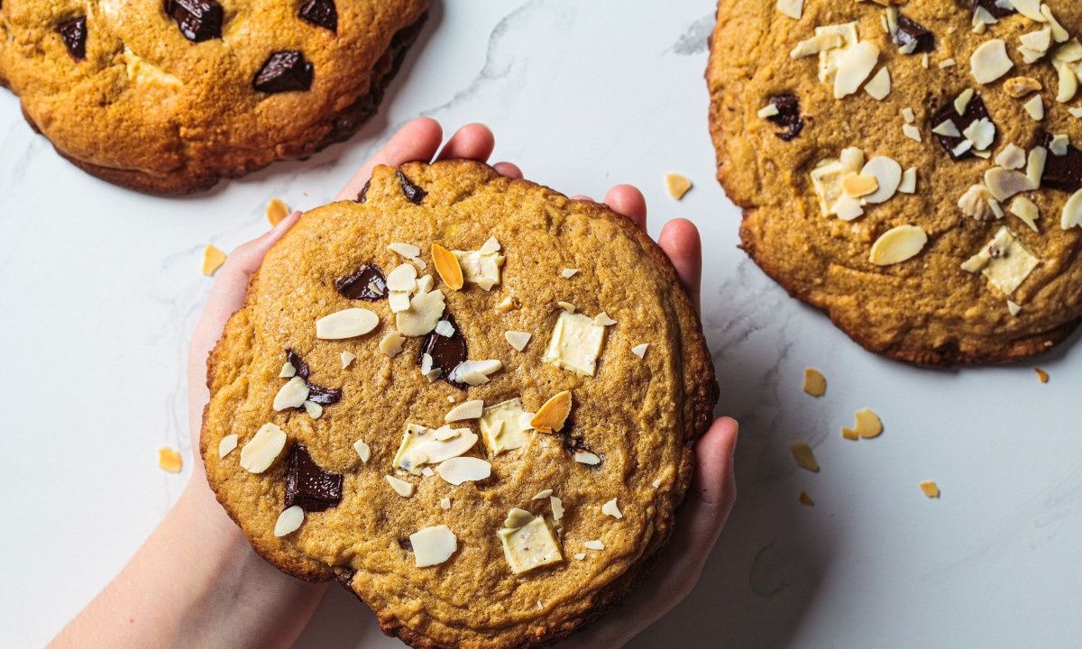 Σπιτικά γιγάντια μπισκότα γεμιστά με πραλίνα φουντουκιού