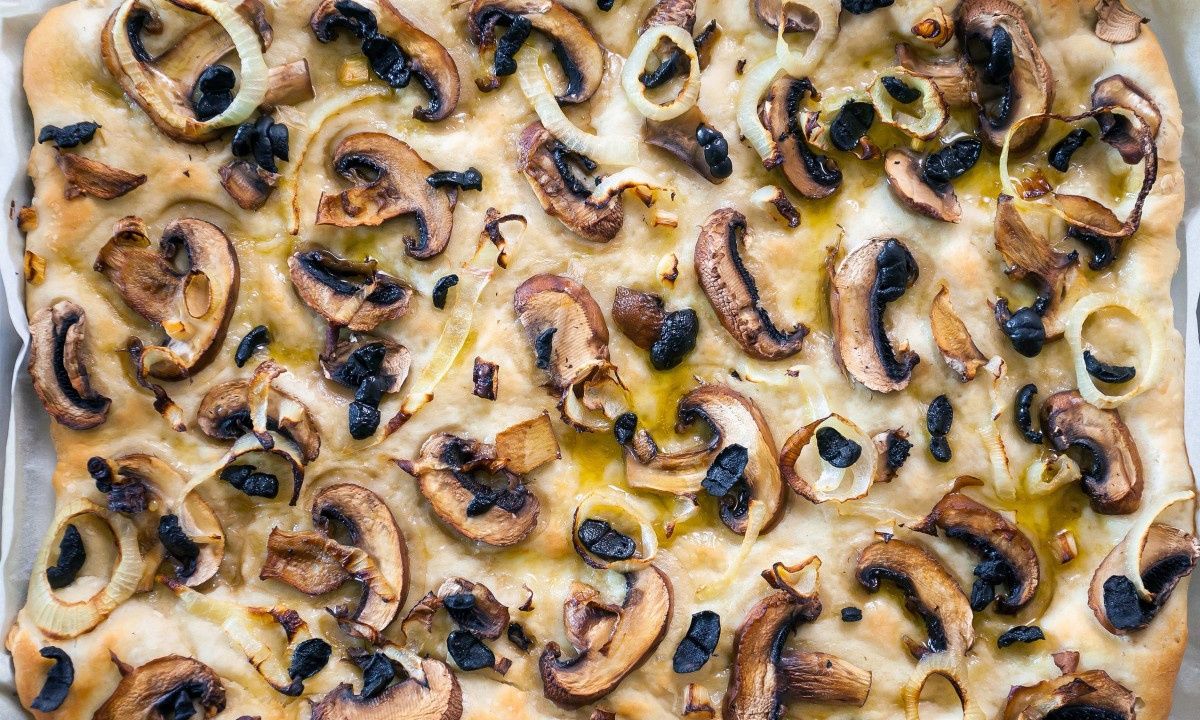 Φοκάτσια με καραμελωμένα κρεμμύδια και τσιπς πατάτας