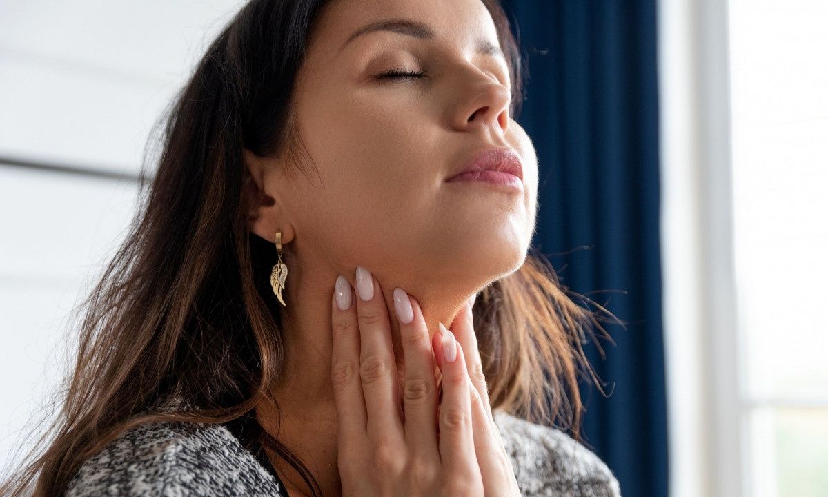 Παθήσεις θυρεοειδούς αδένα: Πώς επηρεάζουν το δέρμα