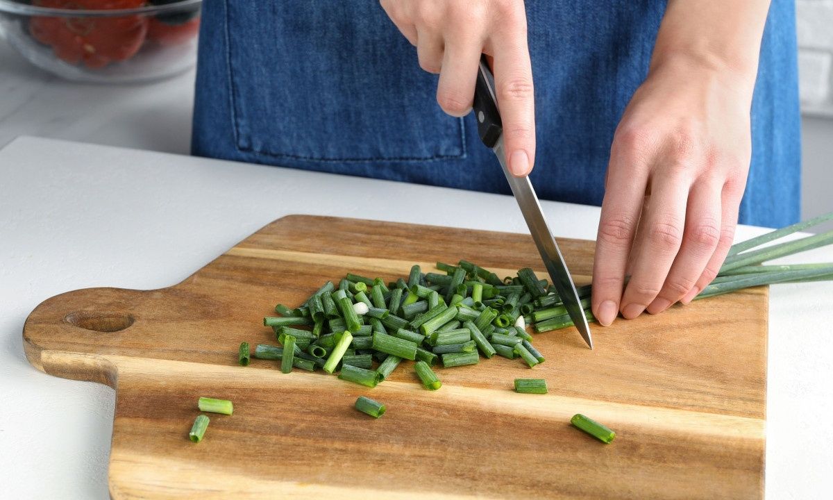 Το λάθος που κάνετε όταν καθαρίζετε το ξύλο κοπής