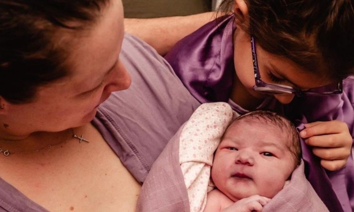 Κοριτσάκι βοήθησε τη μαμά του να γεννήσει στο σπίτι